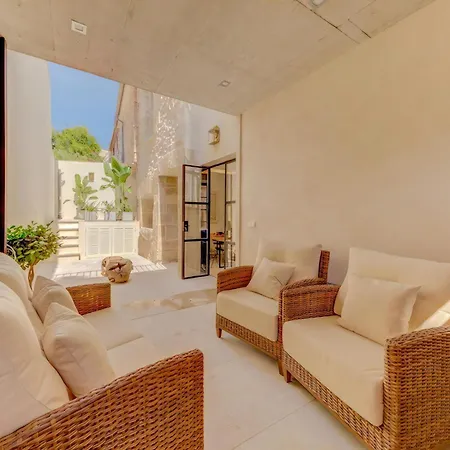 Charming Alicanti 4 Bedrooms Positioned In The Heart Of Old Town
