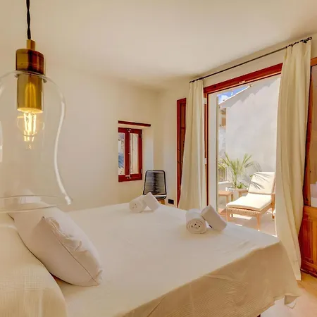 Charming Alicanti 4 Bedrooms Positioned In The Heart Of Old Town