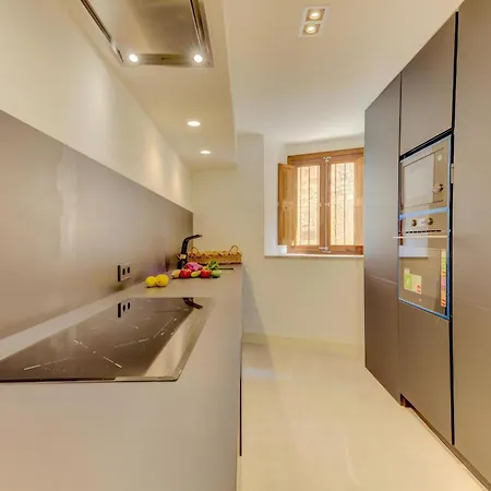 Charming Alicanti 4 Bedrooms Positioned In The Heart Of Old Town Villa